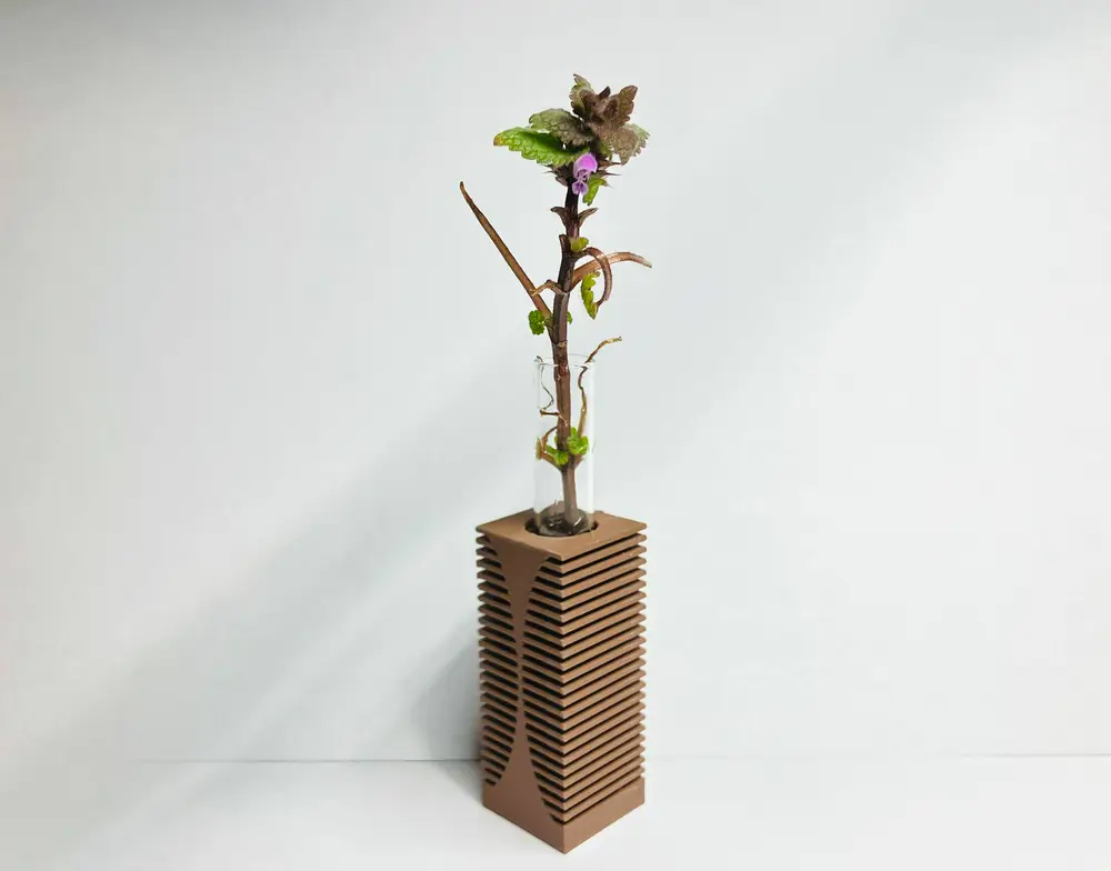 Flexible layered single-flower vase