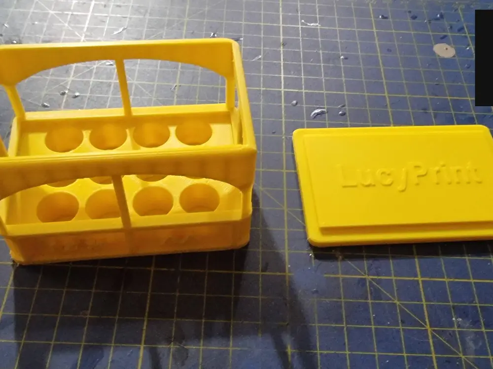 AA battery box with cover