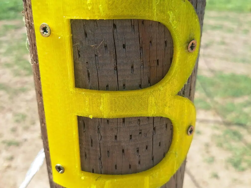 Curved screwable letters