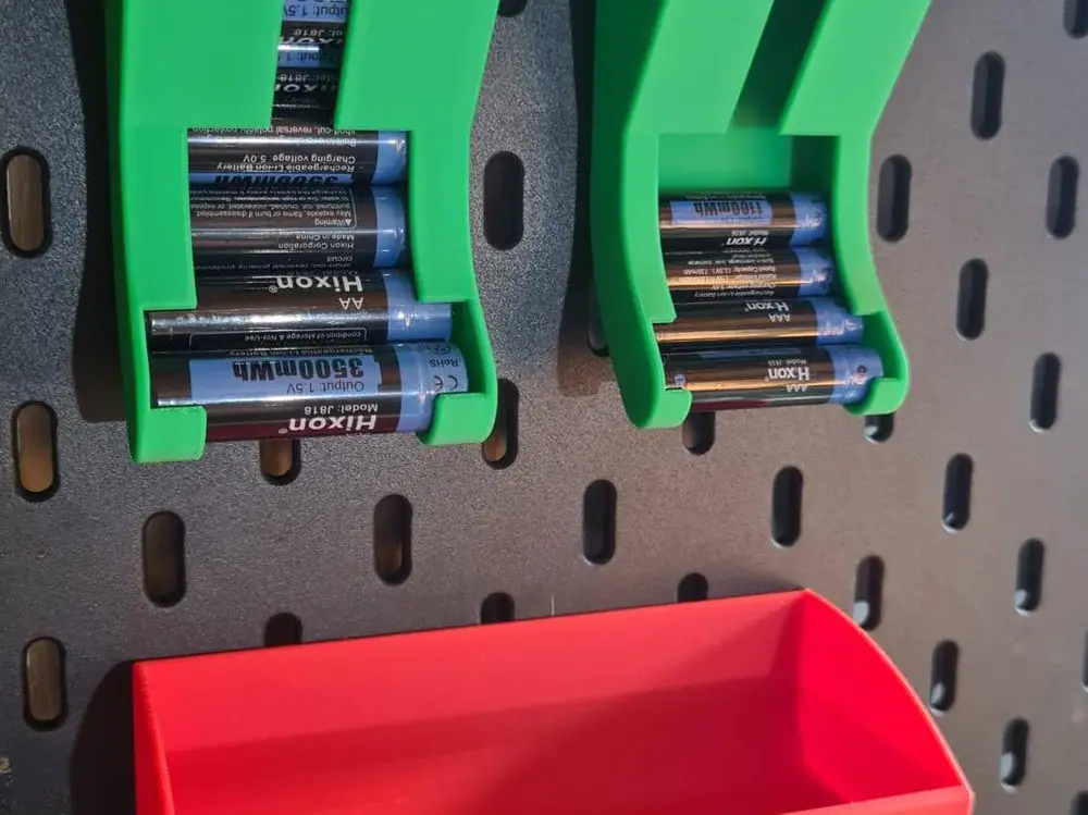 Skadis Battery Dispenser AA, AAA + empty bat- tray