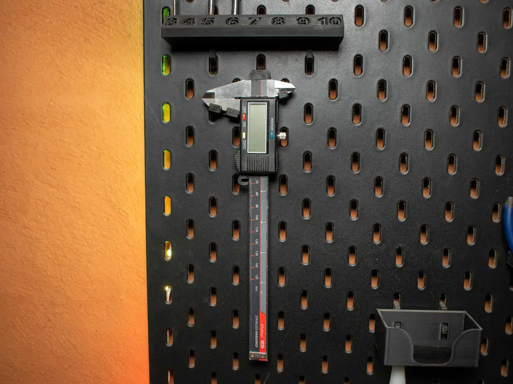 Caliper support for Ikea Skadis