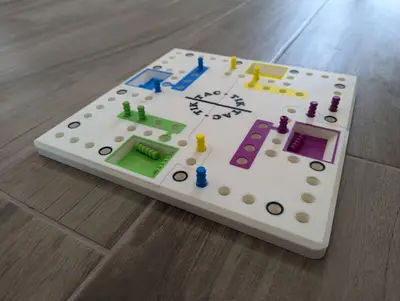 TAC TIK HOLD GAME BOARD - NICE TO PLAY WITH FAMILLY