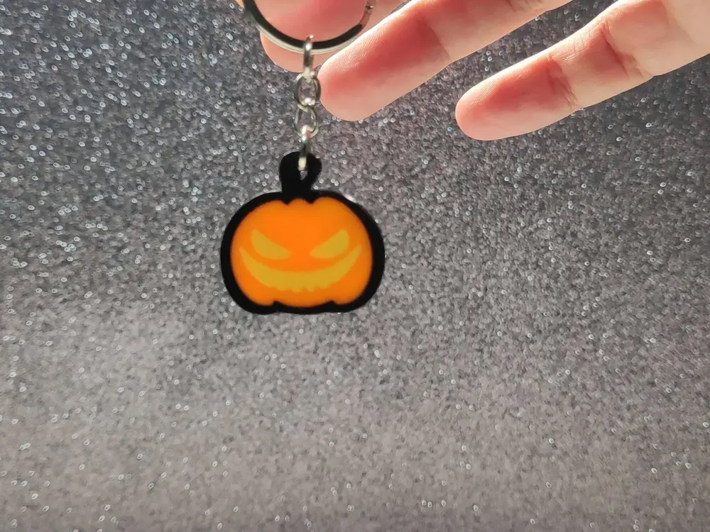 Flat pumpkin keychain for Halloween