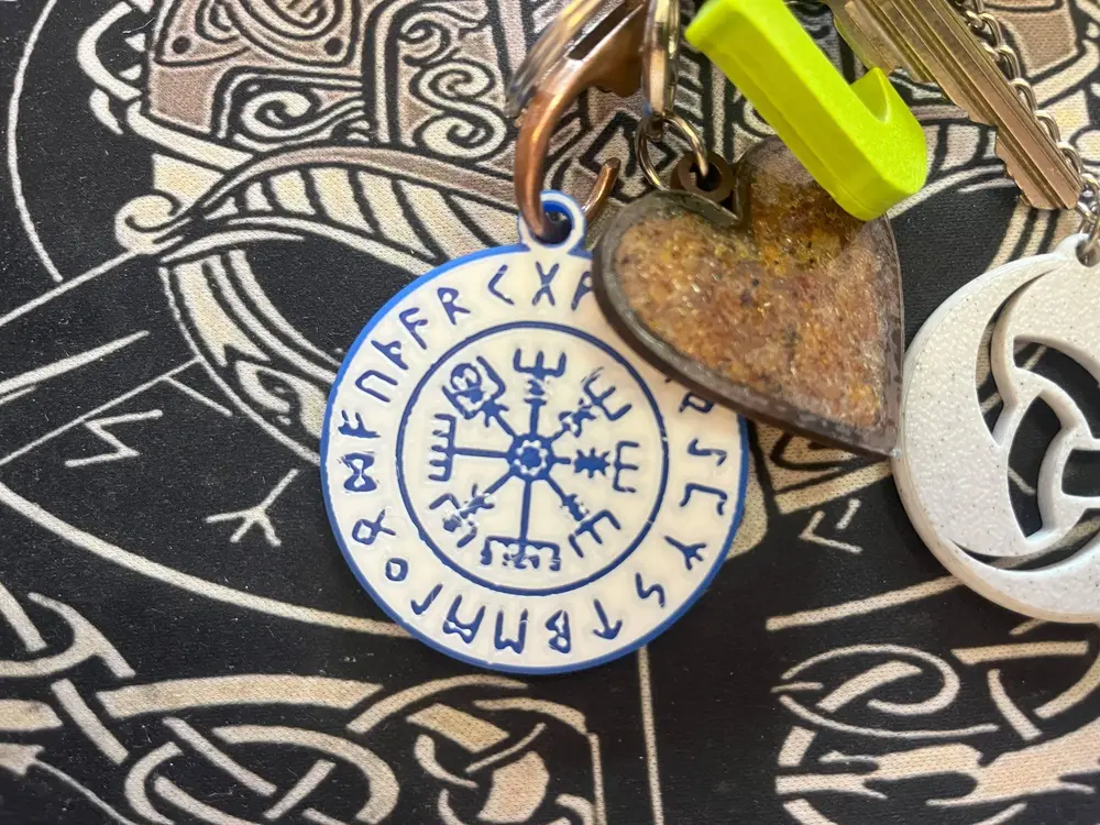 Vegvísir keychain