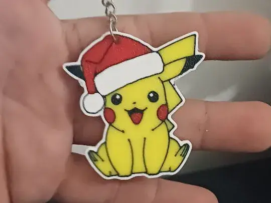 Llavero navideño de Pikachu
