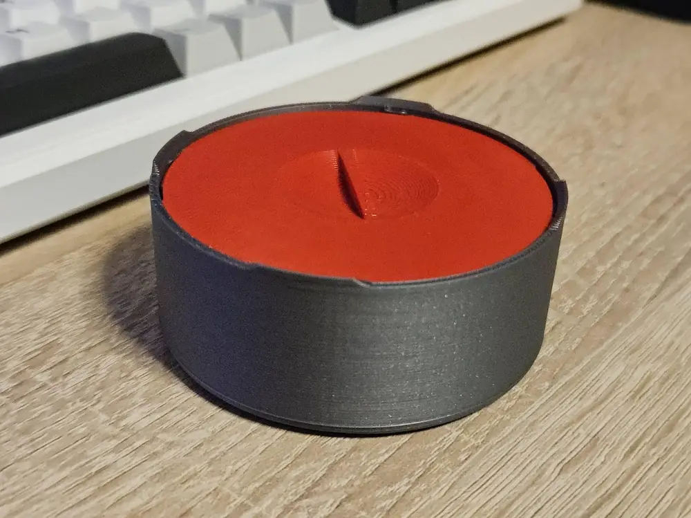 Stackable round box with lockable lid