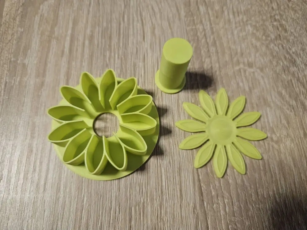 Flower-shaped cookie cutter
