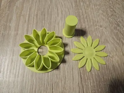 Flower-shaped cookie cutter