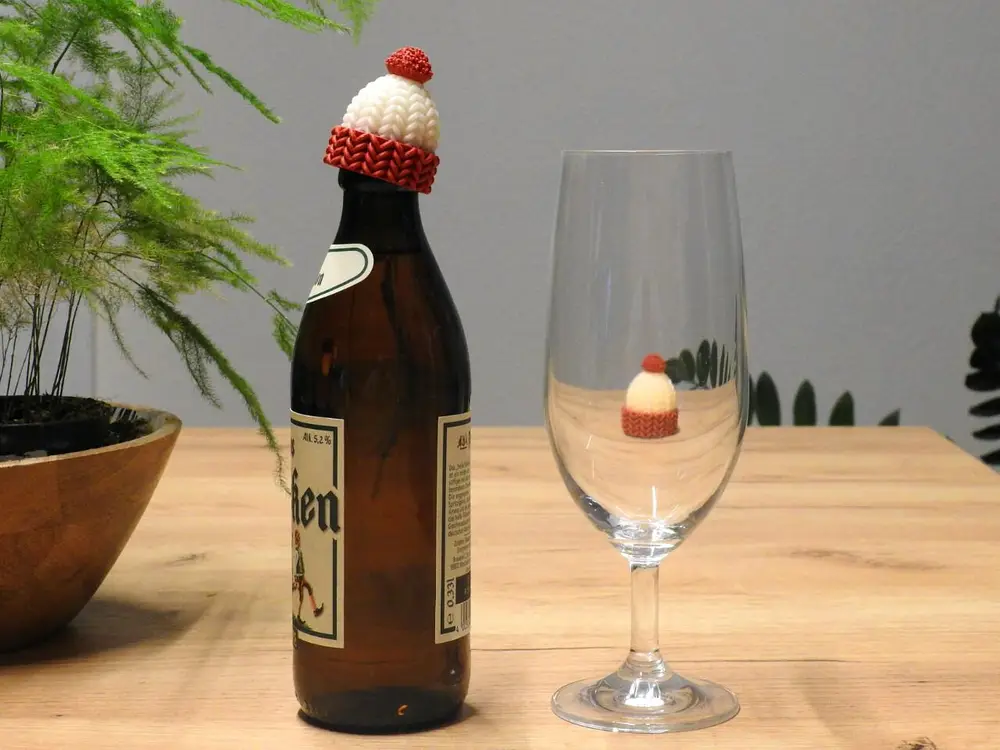 Bobble beanie for bottles