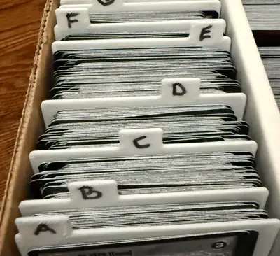 Separador escalonado simple para ordenar tarjetas.