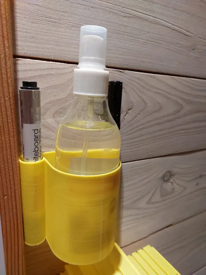 Whiteboard maker holder
