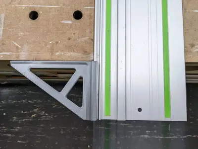 Escuadra para guía Makita o Festools, permitiendo posicionar las piezas a cortar correctamente