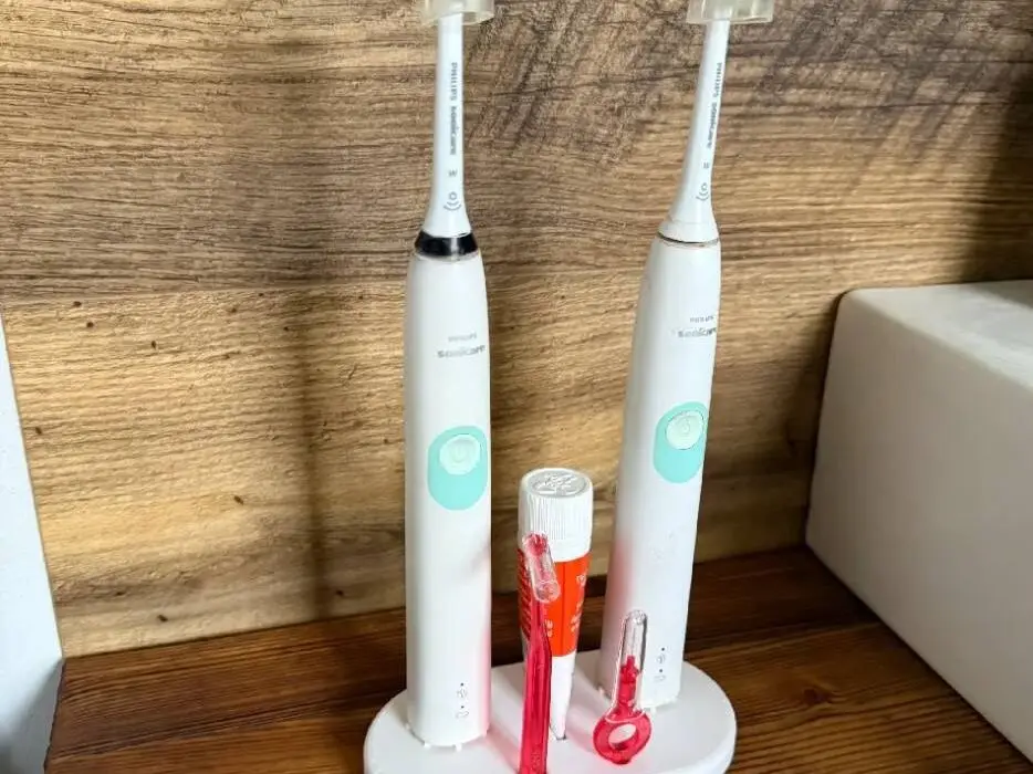 Soporte universal para 2 cepillos de dientes eléctricos , pasta de dientes y cepillo interdental.