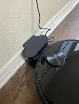 Fijador de Base Cargadora para Robots Aspiradores Wyze – Sin Agujeros en Rodapié