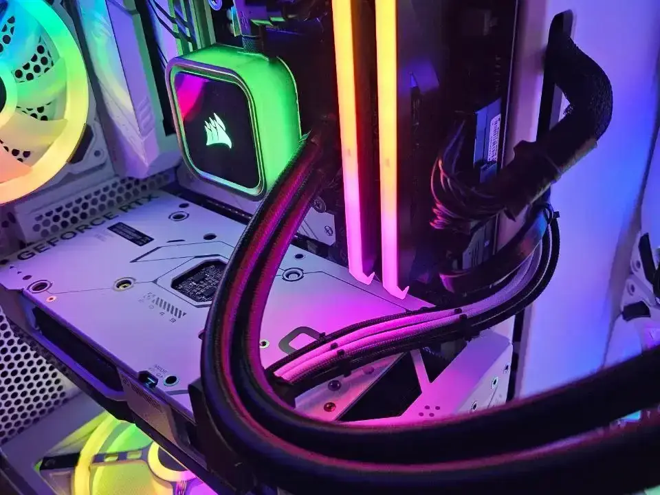 Cable comb sleeve for gpu