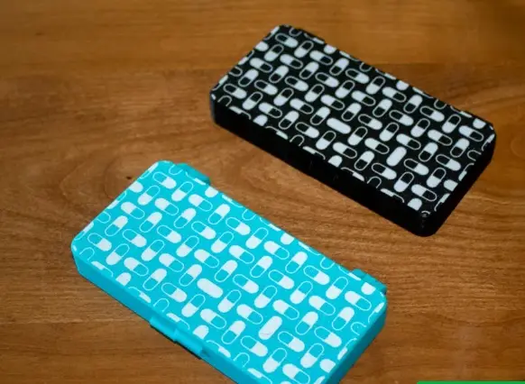 Compact weekly pill box - magnetic