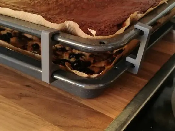 Baking tray stacker