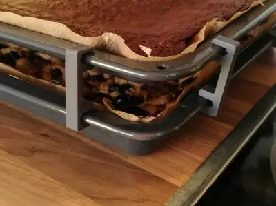 Baking tray stacker
