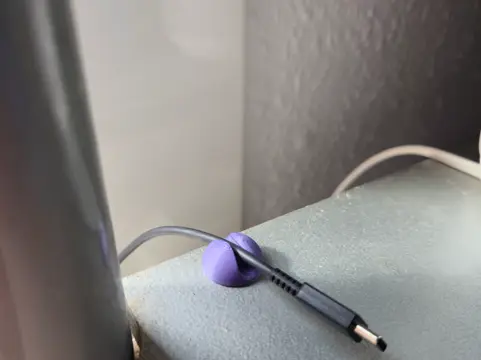 Simple cable holder