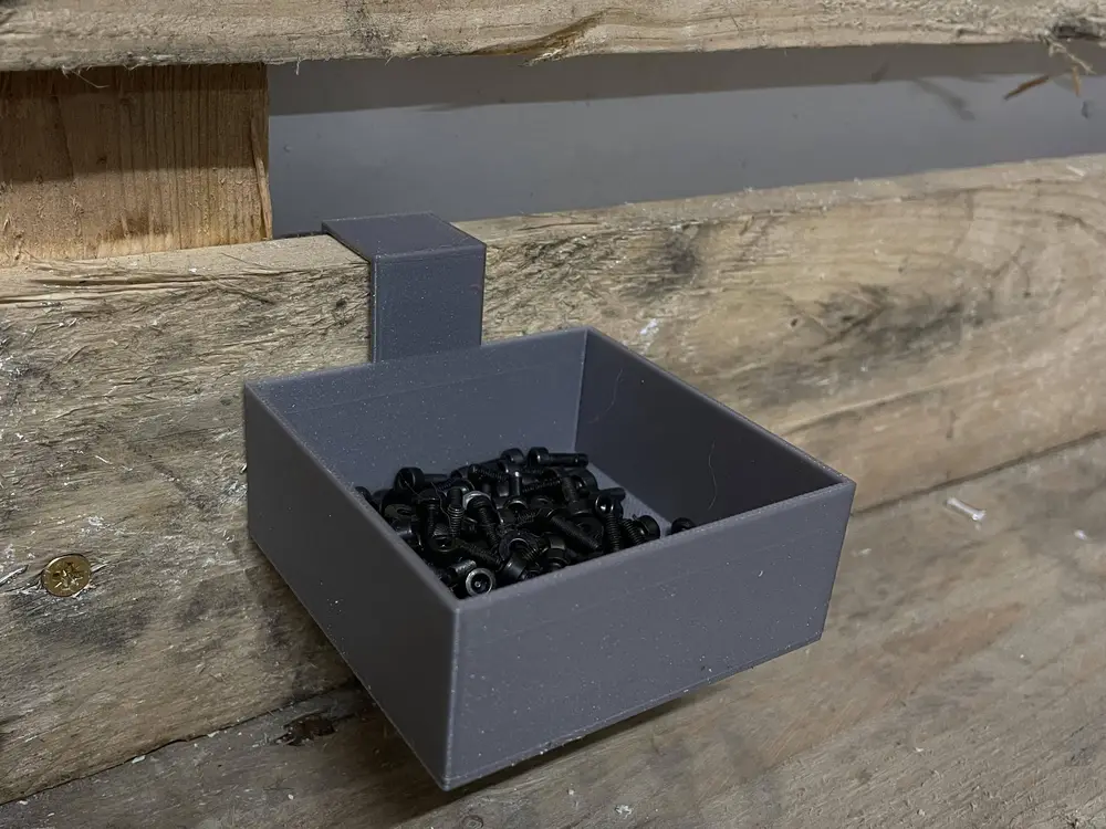 small parts holder for pallet