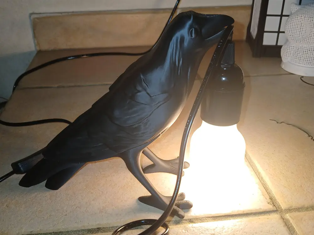 Crow-shaped lamp