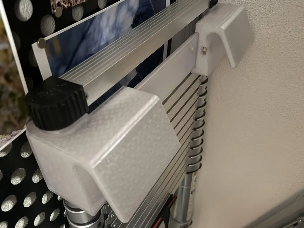 Safety hook and gutter guard for 3.9m telescopic ladder