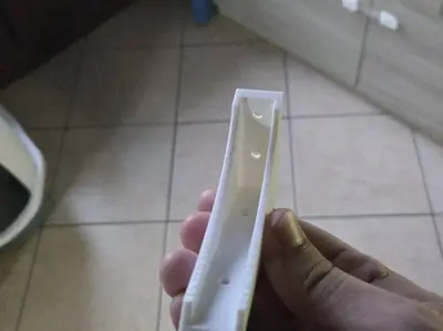 Small reinforced shelf bracket
