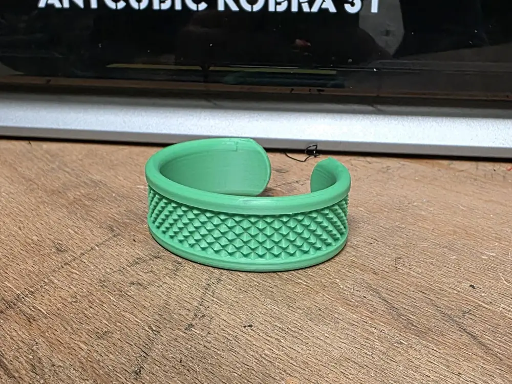 Knurled bracelet