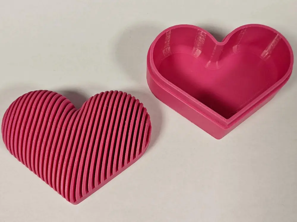 Ribbed Heart Gift Box | Striped Pattern