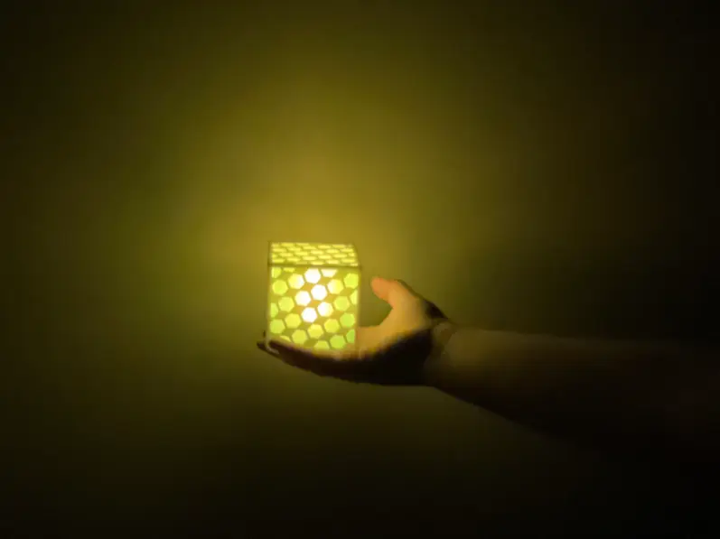 Candelita con patrón hexagonal transparente