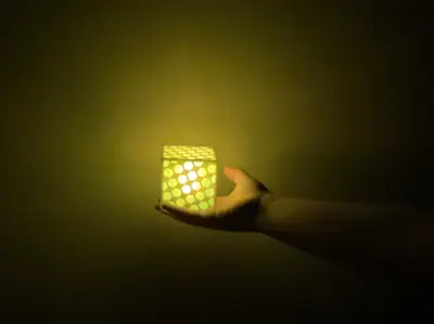 Candelita con patrón hexagonal transparente