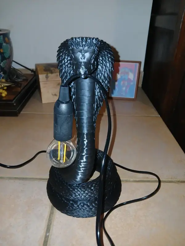 Cobra-shaped lamp