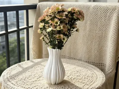 Flux Ribbed Vase 流影竖纹花瓶
