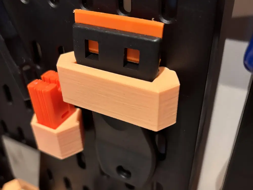 Scraper holder for AliExpress DIY pegboard
