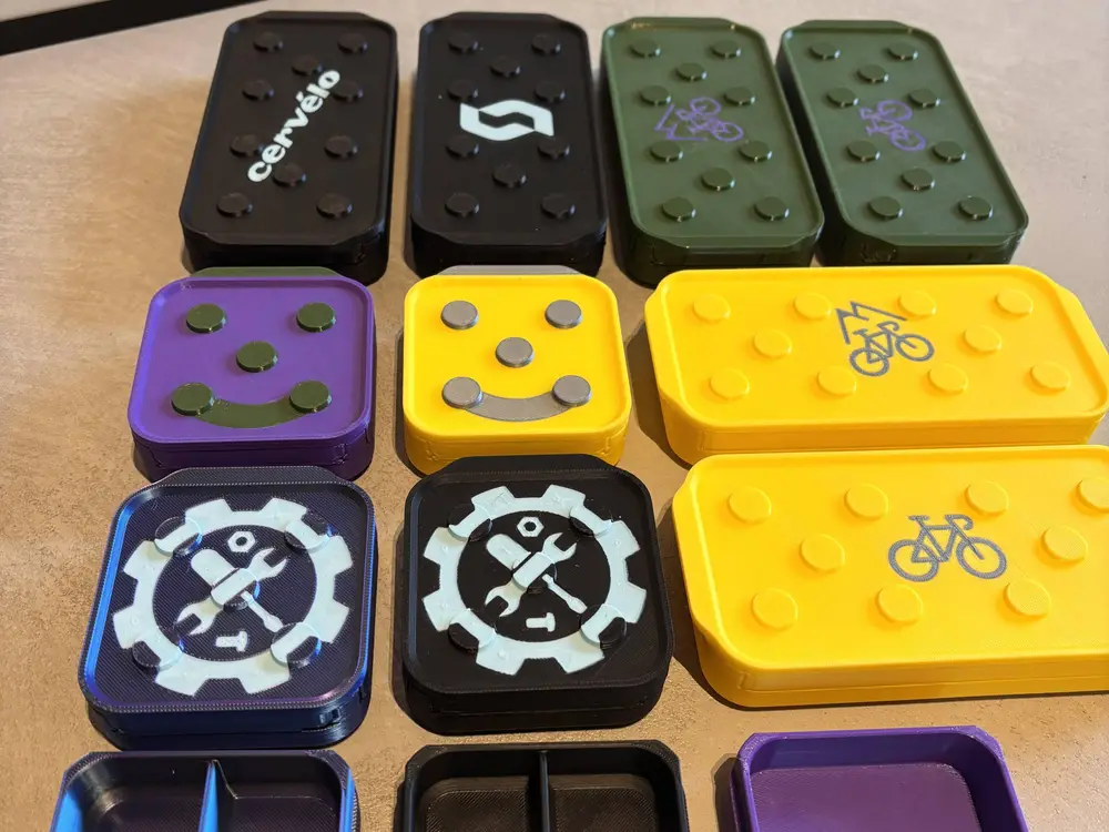 Stackable boxes with snapping lid
