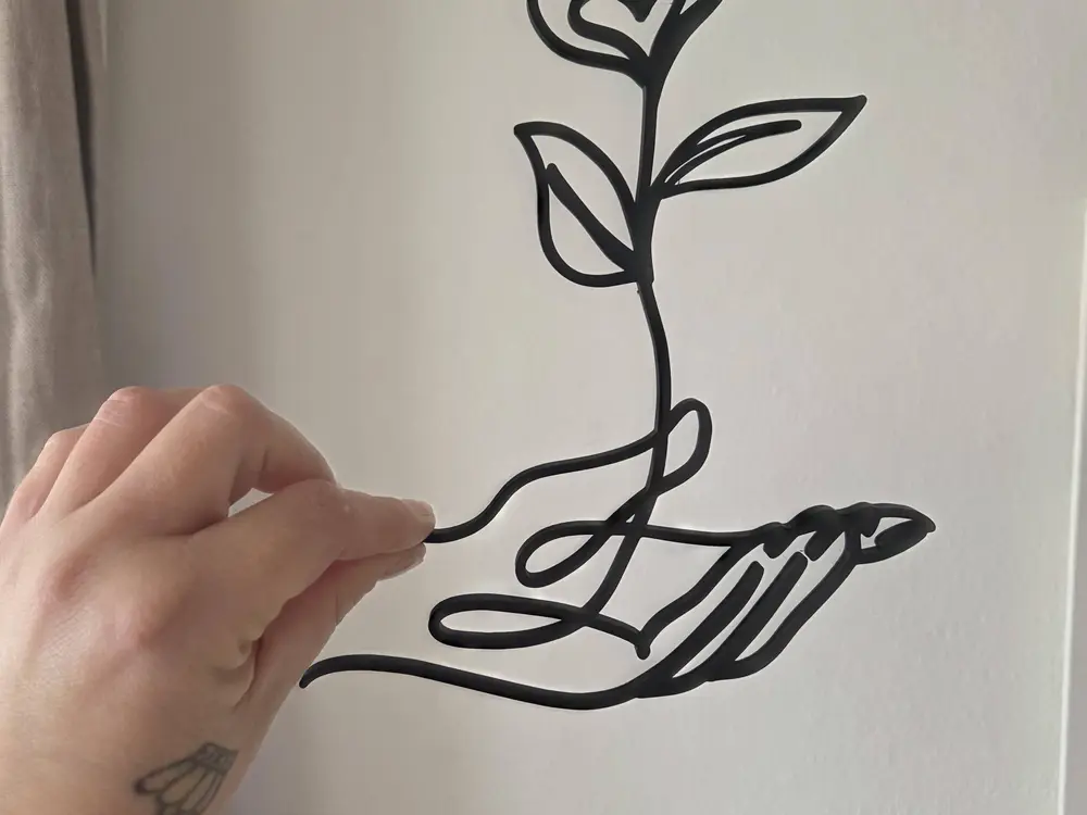 Elegante Ein-Linien-Kunst - Hand mit Herzblume