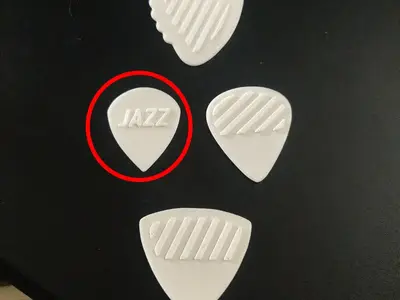 Guitar jazz pick grip