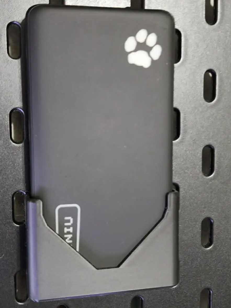 INIU battery pack Skadis mount