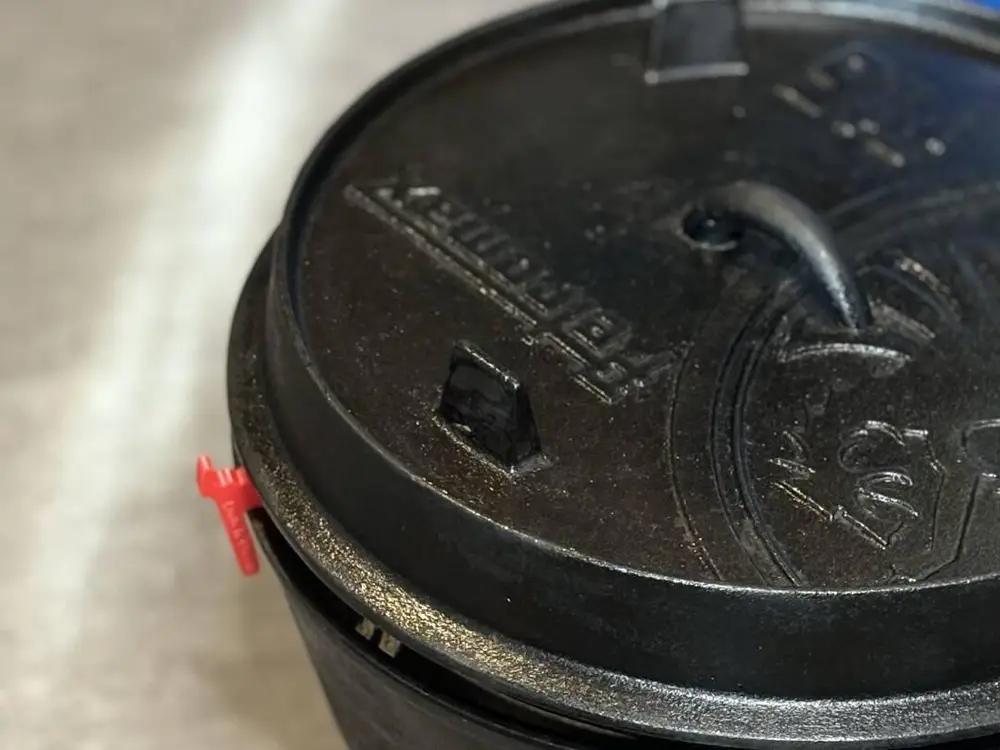 Tray for the lid of the Dutch oven