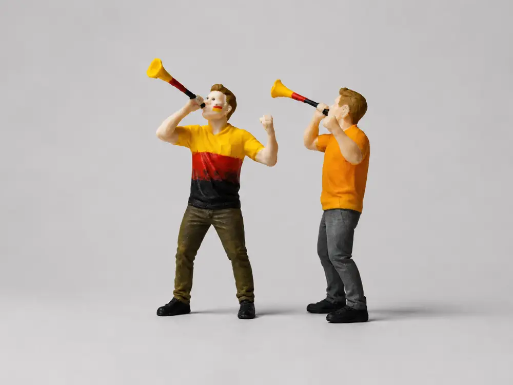 jubelnder Fußballfan mit Vuvuzela, geeignet für die LGB-Gartenbahn (Maßstab ca. 1:22,5)
