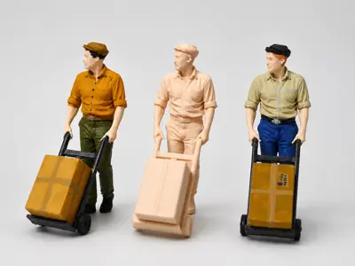 Transportarbeiter mit Sackkarre und Holzkiste, geeignet für die LGB-Gartenbahn (Maßstab ca. 1:22,5)