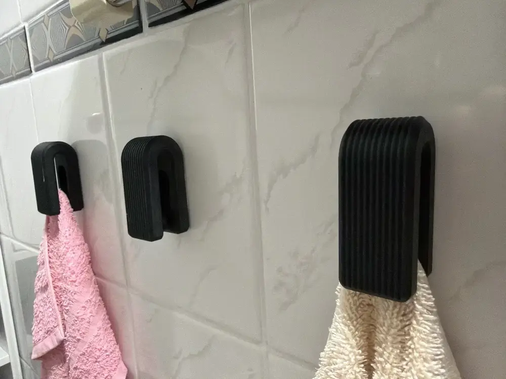 Auto-Locking Hanger