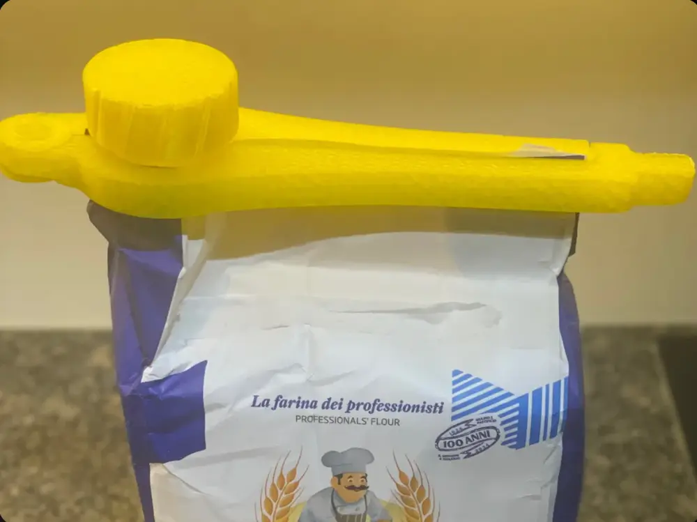 Clip for 5 kg package of flour