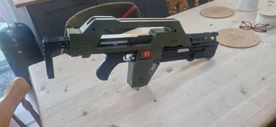 Aliens, Full Size M41A Pulse Rifle. With optional £10 display and wiring diagram.