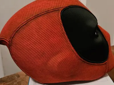 Deadpool-Helm im Comic-Stil mit Textur