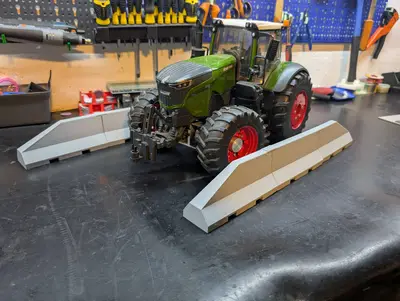 Modular Concrete Barrier (New Jersey) - 1:14 / 1:16 Scale for RC & Bruder Models