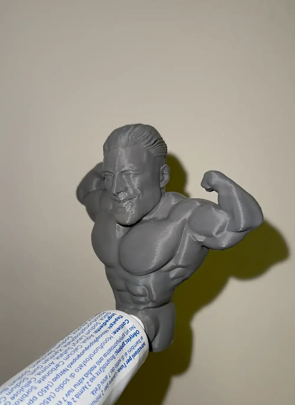 DISPENSATORE DI DENTIFRICIO GIGACHAD