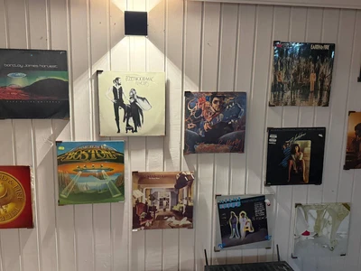Very simple Vinyl Wall Mount with Slider for easy access