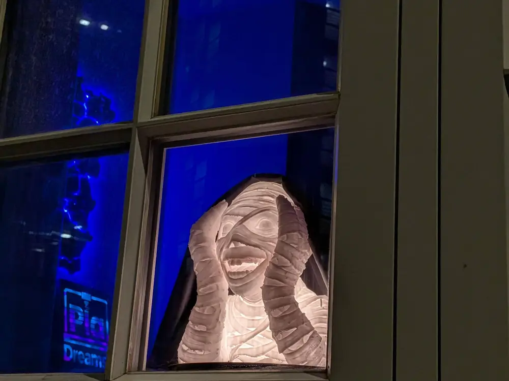Halloween Window Peeping Mummy