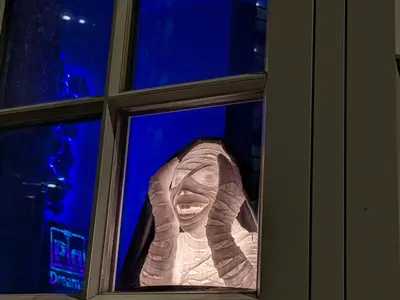 Halloween Window Peeping Mummy